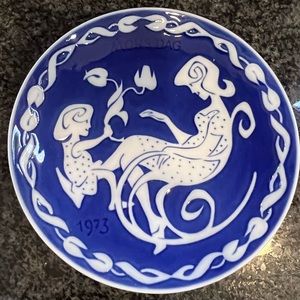 Vintage Royal Copenhagen Mother’s Day plate 1973. Has place for hanger  Denmark